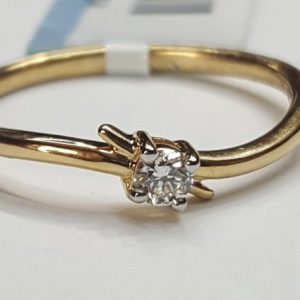 18K Yellow Gold Ring with Solitaire Diamond