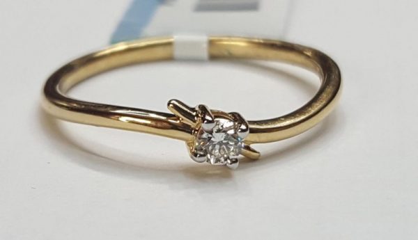 18K Yellow Gold Ring with Solitaire Diamond