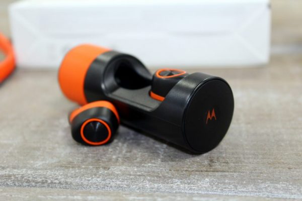 Motorola SH001A VerveOnes+ Completely Wireless and Waterproof Smart Earbuds - Image 2